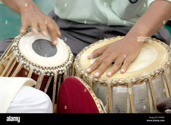 Tare Dhori Dhori Mone Kori Song Review and Meaning